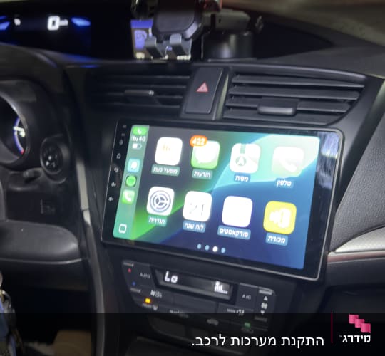 מערכת מולטימדיה ברכב עם מסך מגע ותצוגת אפליקציות